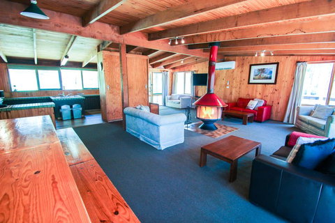 Sambar Lodge - Holiday Sunshine Coast 1