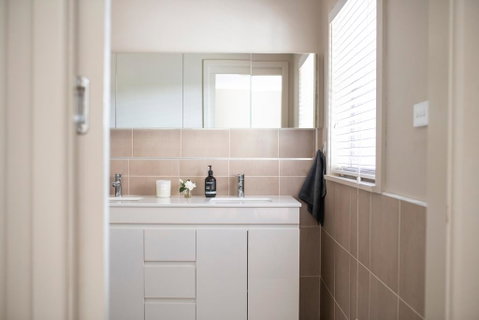 Sampson St, Large Stylish CBD Home, Sleeps 11 - Sunshine Coast Tourism 3