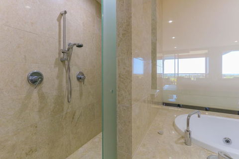 Santai Retreat Luxury One Bedroom - Holiday Sunshine Coast 2