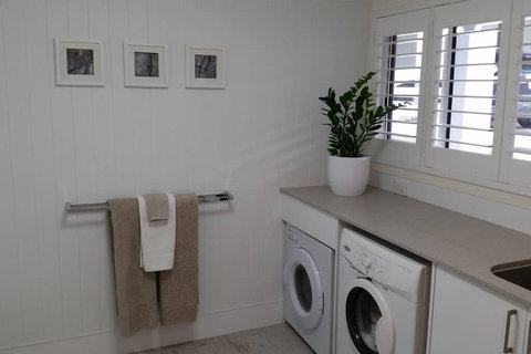 Sapphire Beach Pet Friendly Beach 5 Minute Walk - Holiday Sunshine Coast 2