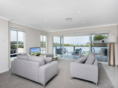 Saratoga Avenue, 52, Signature House - Holiday Sunshine Coast 1