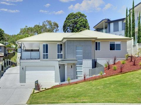 Saratoga Avenue, 52, Signature House - Holiday Sunshine Coast 0