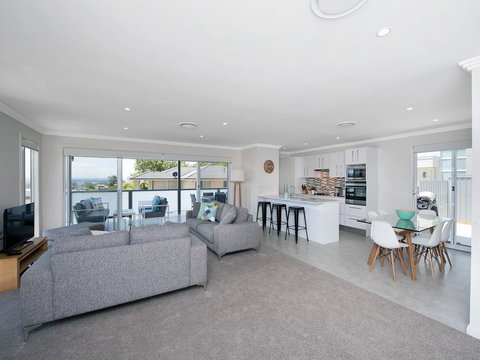 Saratoga Avenue, 52, Signature House - Holiday Sunshine Coast 3