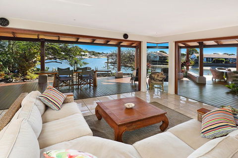 SCHMAN55-WATERFRONT, RESORT-STYLE ENTERTAINER - Sunshine Coast Tourism 0