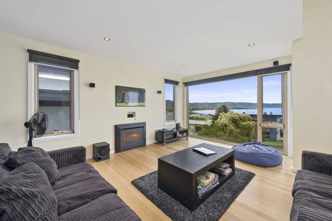SEA SPECTACULAR - Seconds From The Beach! - Sunshine Coast Tourism 2