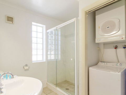 Seachange Apartment 1 - Holiday Sunshine Coast 2