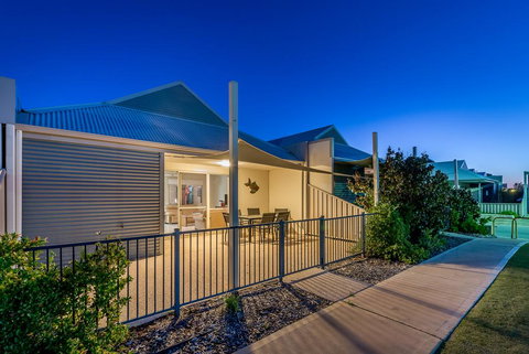 Seafront Unit 49 - Holiday Sunshine Coast 1