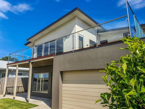 SEAL HAVEN - Centrally Located, Modern Home - Sunshine Coast Tourism 0