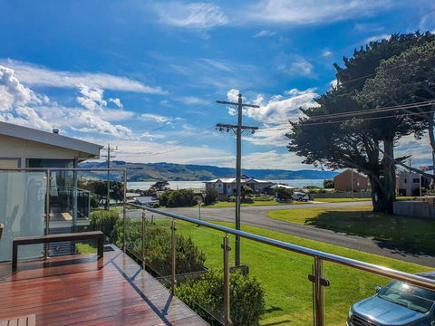 SEAL HAVEN - Centrally Located, Modern Home - Sunshine Coast Tourism 3