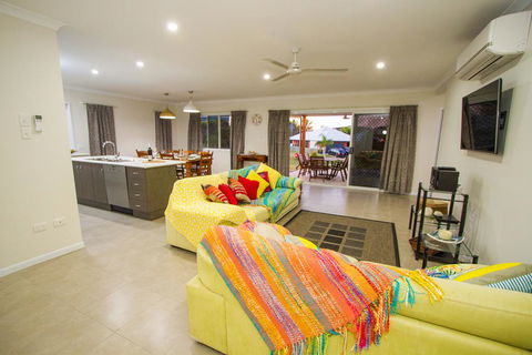Seas The Day - Holiday Sunshine Coast 0