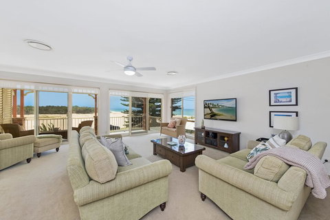 SEASCAPE - An Enticing Lakeside Escape - Sunshine Coast Tourism 1