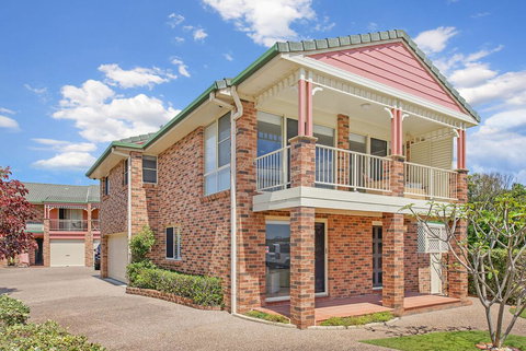 SEASCAPE - An Enticing Lakeside Escape - Sunshine Coast Tourism 3