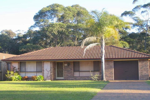 SEASCAPE In NARRAWALLEE - Sunshine Coast Tourism 0