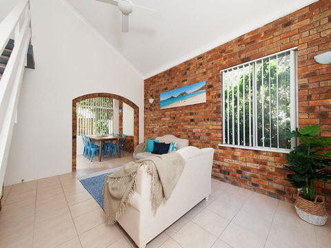 Seashells On The Bay - Sunshine Coast Tourism 1