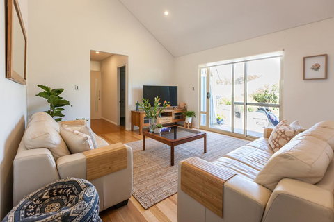 Seaside Apartment - Holiday Sunshine Coast 2