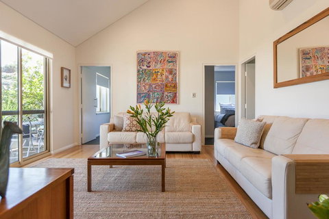 Seaside Apartment - Holiday Sunshine Coast 0