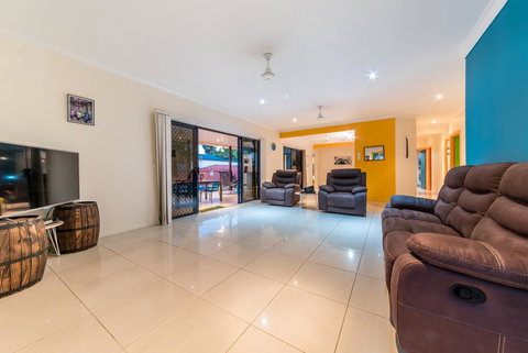 Seaside Hideaway- Hideaway Bay - Holiday Sunshine Coast 3