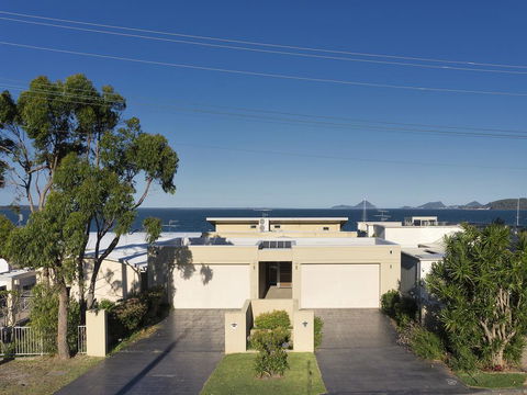 Seaside Splendour - Sunshine Coast Tourism 2