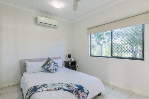 Secure 2 Bed Unit In Gray - Close Palmerston City - Holiday Sunshine Coast 2