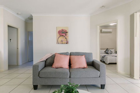 Secure 2 Bed Unit In Gray - Close Palmerston City - Holiday Sunshine Coast 3
