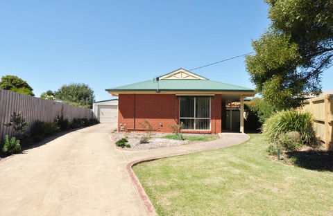 SERRELL BY THE SEA - PET FRIENDLY - Sunshine Coast Tourism 0