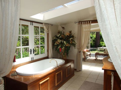 Shakespeare's Wilderness Chalet - Sunshine Coast Tourism 0