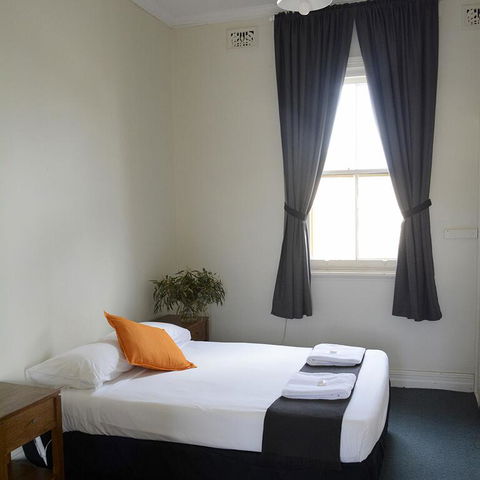 Shamrock Hotel Motel Temora - Sunshine Coast Tourism 2