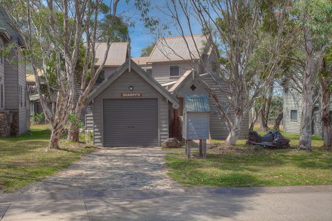 Sharpys Chalet - Sunshine Coast Tourism 3