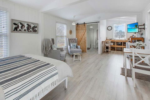 Shearers Cottage - Pet Friendly Holiday Accommodation - Sunshine Coast Tourism 3