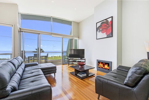 Shemara - Idyllic East Beach Property With Multiple Living Areas - Holiday Sunshine Coast 2