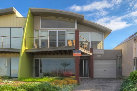 Shemara - Idyllic East Beach Property With Multiple Living Areas - Holiday Sunshine Coast 3