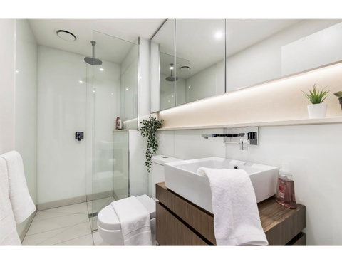 Shop Til You Drop At Sleek Unit In Hip Area - Holiday Sunshine Coast 3