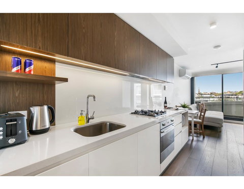 Shop Til You Drop At Sleek Unit In Hip Area - Holiday Sunshine Coast 2