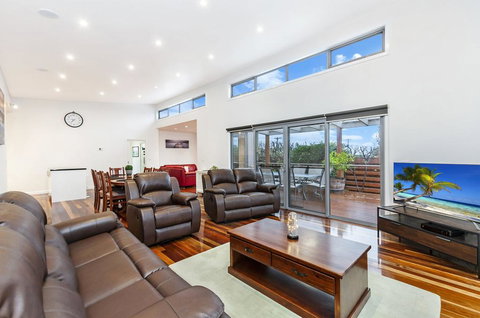 Shore Shanks - Holiday Sunshine Coast 0