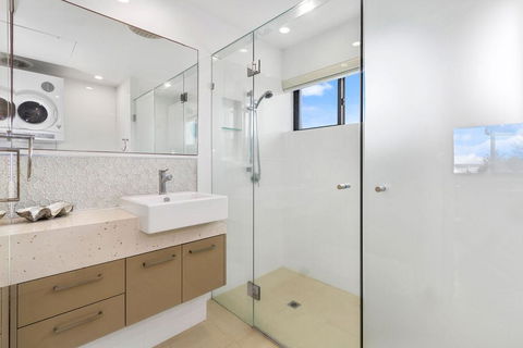 Shoreline Nine Penthouse With Ocean Views - Sunshine Coast Tourism 2