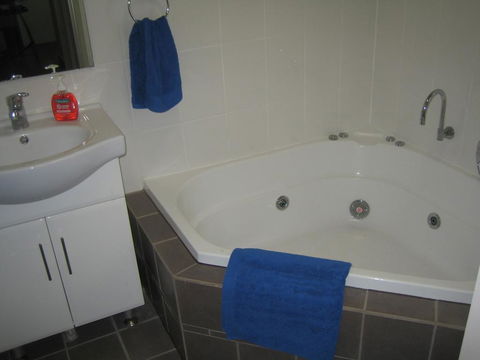 Showgrounds Cottage Naracoorte - Sunshine Coast Tourism 3