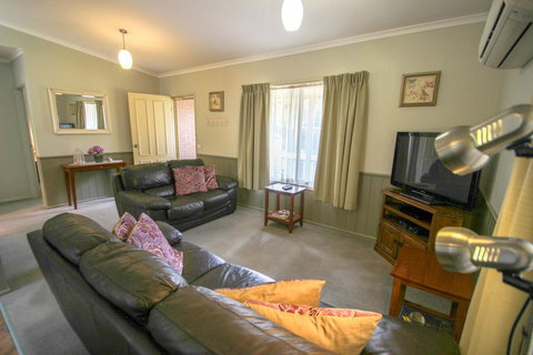 Silver Birches Holiday Unit 6 - Holiday Sunshine Coast 0