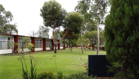 Silver Oaks Motel - Sunshine Coast Tourism 3