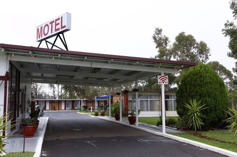 Silver Oaks Motel - Sunshine Coast Tourism 1