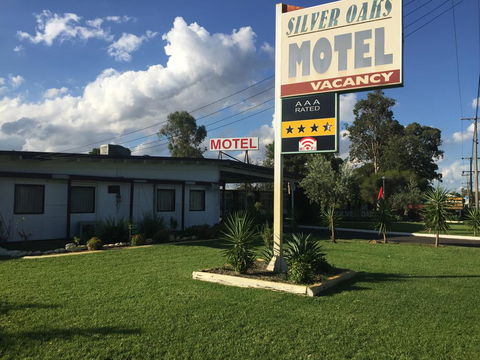 Silver Oaks Motel - Sunshine Coast Tourism 2