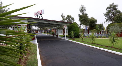 Silver Oaks Motel - Holiday Sunshine Coast 0