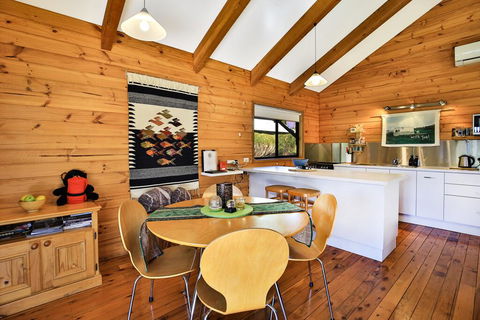 Siver Cabin - Holiday Sunshine Coast 2