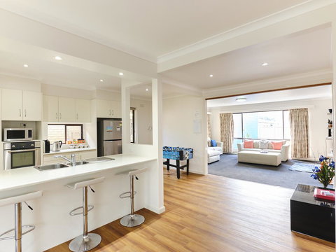 Skymirror Villa - Sunshine Coast Tourism 3