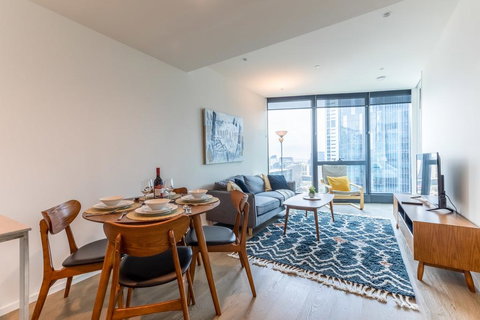 Skyscraper Apartment With Floor To Ceiling Views - Holiday Sunshine Coast 1