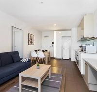 Sleek City Haven With Pool and Gym Access - Holiday Sunshine Coast