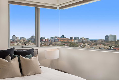 Sleek Skyline View Apartment Ideal For City Break - Holiday Sunshine Coast 0