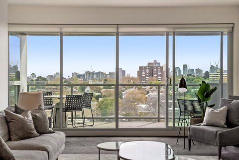 Sleek Skyline View Apartment Ideal For City Break - Holiday Sunshine Coast 3