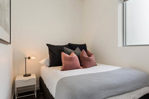 Sleek Skyline View Apartment Ideal For City Break - Holiday Sunshine Coast 2