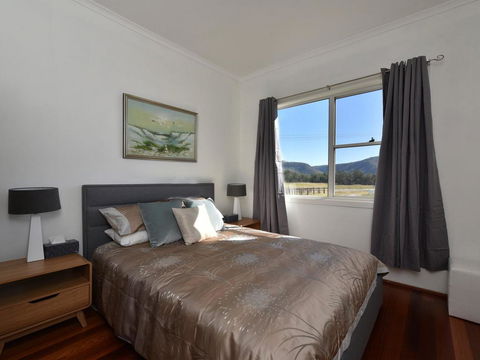 Somerville Wines Farmstay In Broke, Super Cute House On Working Farm. Walk For Miles. - Sunshine Coast Tourism 3