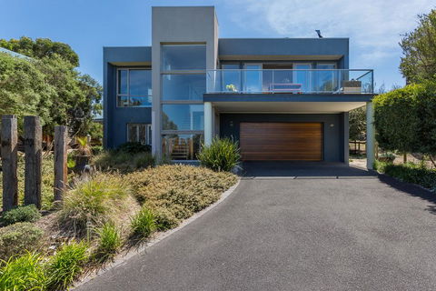 Sophisticated Contemporary Coastal Living With Sweeping Views In Cape Schanck - Holiday Sunshine Coast 2